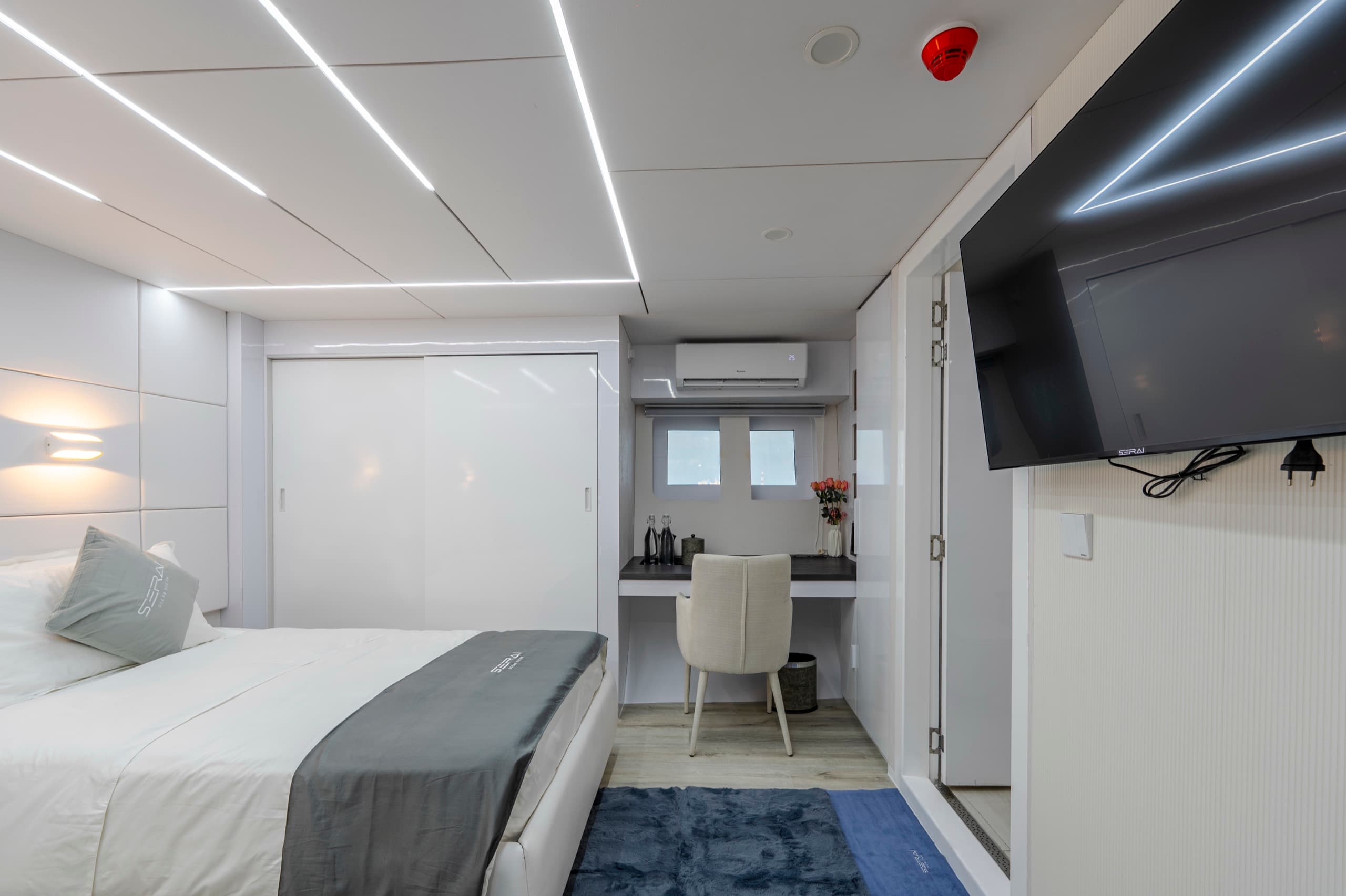 Deluxe en-suite twin cabin